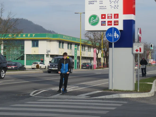 Kolesarjem je v Litiji na voljo le 230 metrov varne kolesarske steze. FOTO: Bojan Rajšek/Delo