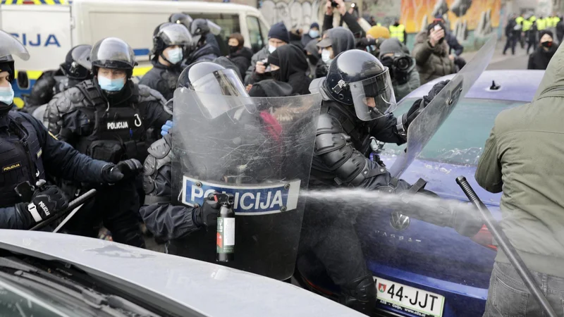 Fotografija: Polcija je uporabila solzivec in silo. FOTO: Voranc Vogel/Delo