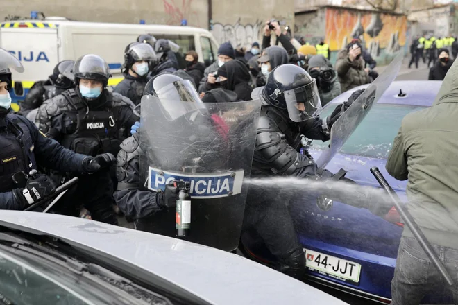 Polcija je uporabila solzivec in silo. FOTO: Voranc Vogel/Delo