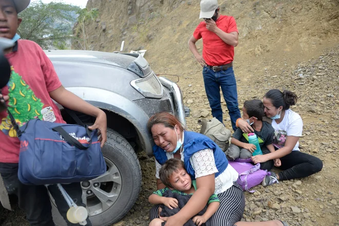 Družino, ki je prispela s karavano več tisoč honduraških migrantov, so v gvatemalskem mestu Vado Hondo zaustavili policisti, vsdm članom družine vzeli dokumente in jih popisali. FOTO: Johan Ordonez/Afp<br />
