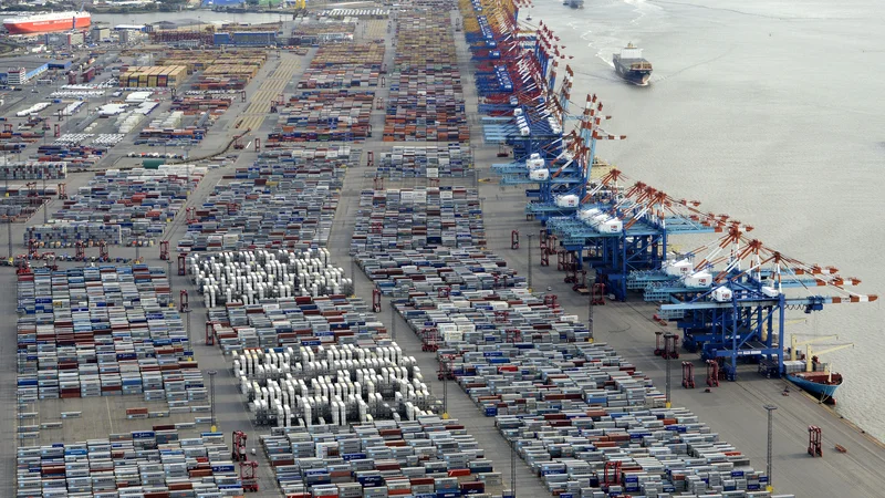 Fotografija: Nemška izvozna pričakovanja so se januarja pomembno izboljšala, ugotavlja inštitut ZEW. Fotografija iz nemške luke Bremerhaven, enega največjih pristanišč za pretovor avtomobilov na svetu. FOTO: Fabian Bimmer/Reuters