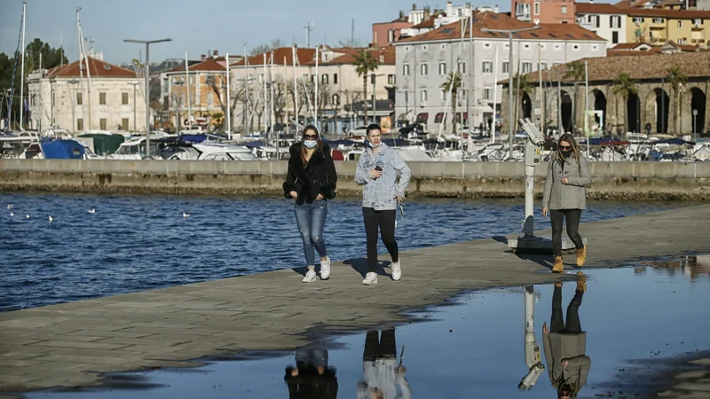 Fotografija: Vlada bo ukrepe sproščala po regijah – obalno-kraška ima za zdaj najnižje število okužb v državi. Foto Blaž Samec/Delo