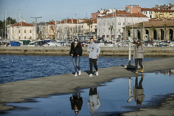 Vlada bo ukrepe sproščala po regijah &ndash; obalno-kraška ima za zdaj najnižje število okužb v državi. Foto Blaž Samec/Delo