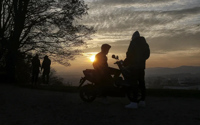 Hude stiske otrok in mladostnikov zelo skrbijo svetovalne delavce in vse, ki so strokovno povezani z otroki. FOTO: Blaž Samec/Delo