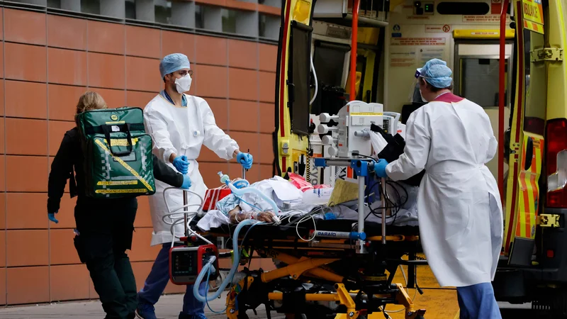 Fotografija: Evropsko komisijo najbolj skrbi širjenje novega seva koronavirusa, ki se je najprej pojavil v Veliki Britaniji. FOTO:Tolga Akmen/AFP