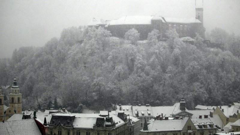 Fotografija: Redki so zimski dnevi, ko striček Januar tudi mesta obdari s snegom. FOTO: Roman Šipić/Delo