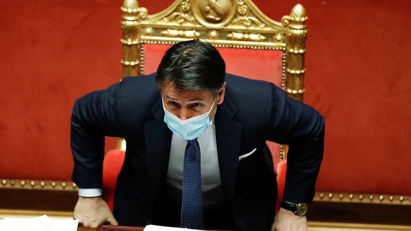 Fotografija: Po glasovanju je Conte brez izjav zapustil senat še pred razglasitvijo izidov. FOTO: Yara Nardi/Reuters