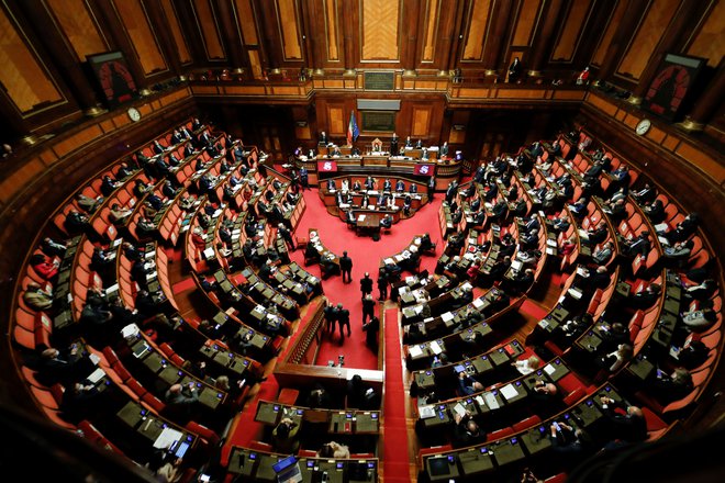 Za potrditev zaupnice vlada potrebuje navadno večino glasov v 321-članskem senatu, vendar pa se obeta tesen izid. FOTO: Yara Nardi/Reuters