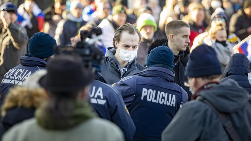 Fotografija: Ali misli, da manjkajo samo še ustrezen zakon in kazni, pa bodo ljudje začeli upoštevati epidemiološke ukrepe? Foto Voranc Vogel/Delo