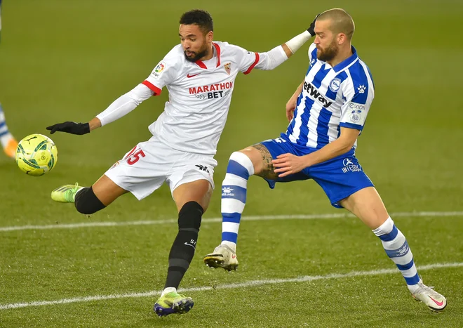 Mladi maroški napadalec pri Sevilli 23-letni Youssef En-Nesyri (levo) je v Alavesu zabil gol za 1:0. FOTO: Ander Gillenea/AFP