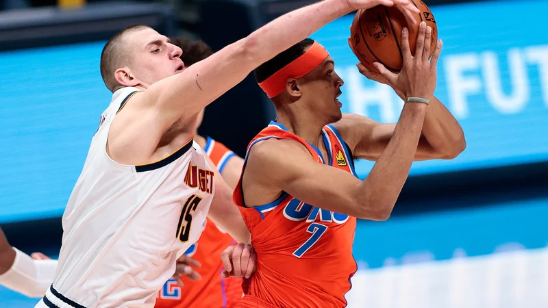 Fotografija: Srbski center pri Denverju Nikola Jokić (levo) je znova čaral pod obema košema in bil najzaslužnejši za Denverjevo zmago proti Oklahomi. FOTO: Saiah J. Downing/Usa Today Sports