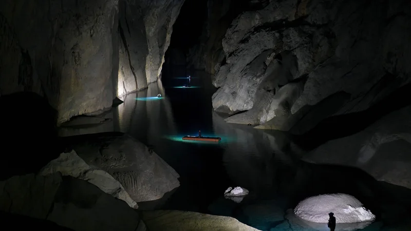Fotografija: Obiskovaleci si ogledujejo jamo Son Doong, eno največjih naravnih jam na svetu, ki se nahaja v vietnamski provinci Quang Binh. FOTO: Nhac Nguyen/Afp