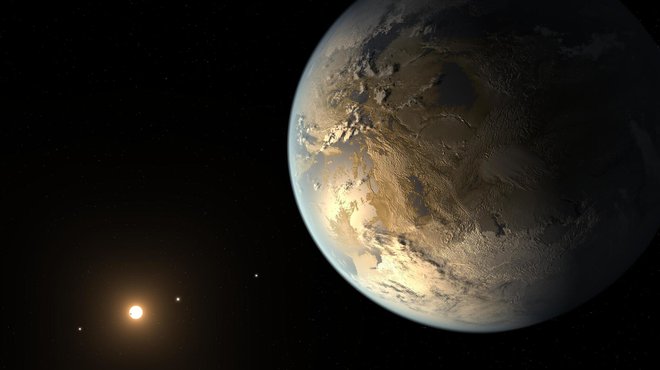 Aprila 2014 je Kepler odkril prvi skalnati planet, po velikosti skoraj enak Zemlji, na katerem bi lahko obstajala voda v tekoči obliki. Od svoje zvezde prejme dve tretjini manj energije kot Zemlja od Sonca, tako da je opoldne na njem tako svetlo kot pri nas uro pred sončnim zahodom. FOTO: Nasa