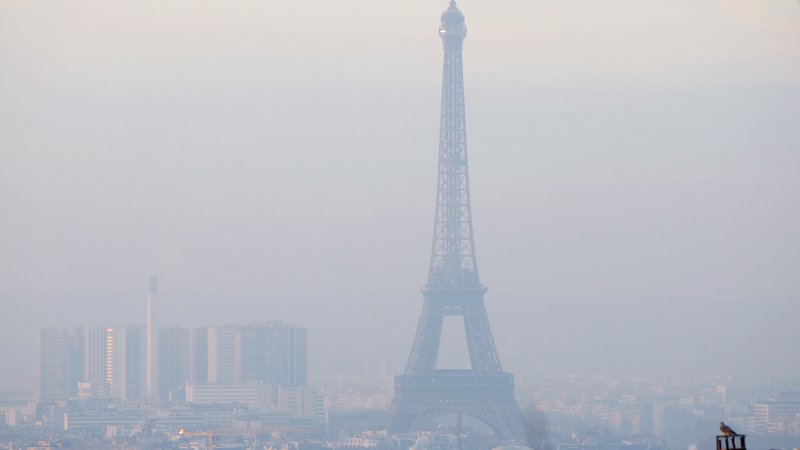 Fotografija: Takole onesnažen zrak je lahko v Parizu. Fotografija je iz leta 2016, ko je bil zrak najbolj onesnažen v več kot desetletju. FOTO: Gonzalo Fuentes/Reuters