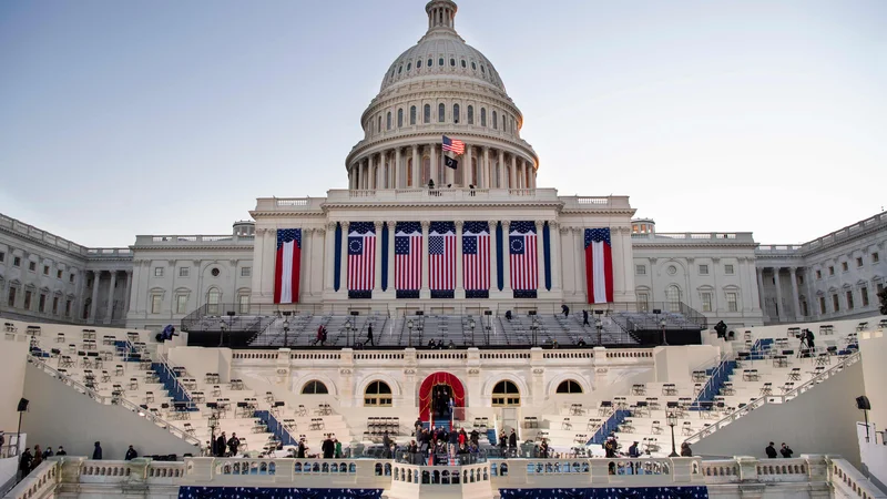 Fotografija: Sončni vzhod nad ameriškim kongresom, kjer bosta danes prisegla demokratski predsednik Joe Biden in njegova podpredsednica Kamala Harris. FOTO: Caroline Brehman/AFP