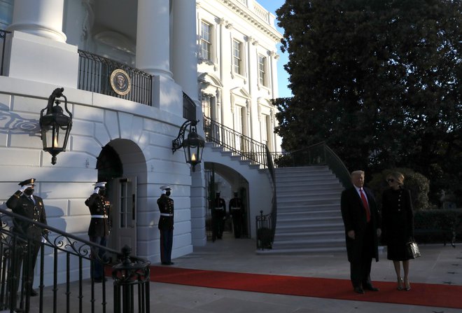 Donald Trump in prva dama Melania med zadnjim predsedniškim slovesom. FOTO: Leah Millis/Reuters