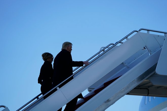 Republikanski par med zadnjim vkrcanjem v predsedniško letalo. FOTO: Alex Edelman/AFP