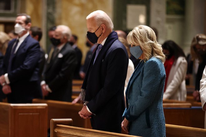 Joe in Jill Biden sta se pred inavguracijo udeležila maše. FOTO: Chip Somodevilla/AFP