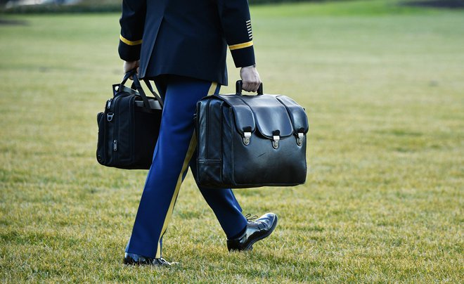 Razvpiti kovček z jedrskimi kodami, ki vedno spremlja aktualnega predsednika ZDA. FOTO: Mandel Ngan/AFP