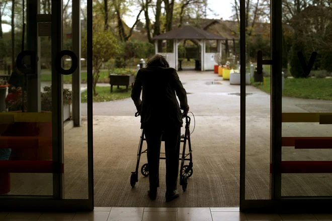 Stanovalci ali njihovi svojci pokrijejo skoraj 70 odstotkov vseh stroškov bivanja v domu za starejše, ZZZS pa dobrih 30 odstotkov. Foto Voranc Vogel