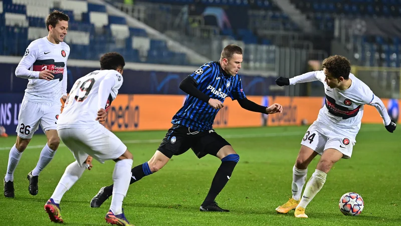 Fotografija: Josip Iličić (v sredini) je dobil priložnost za igro v drugem polčasu, ko je že bilo končnih 1:1. FOTO: Miguel Medina/AFP