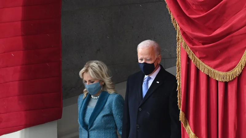 Fotografija: Novi demokratski predsednik ZDA Joe Biden in prva dama Jill. Foto Brendan Smialowski/Afp