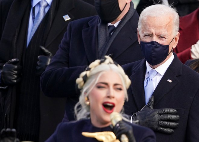 Novi predsednik ZDA Joe Biden posluša petje Lady Gaga. Foto Kevin Lamarque/Reuters