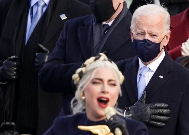 Novi predsednik ZDA Joe Biden posluša petje Lady Gaga. Foto Kevin Lamarque/Reuters