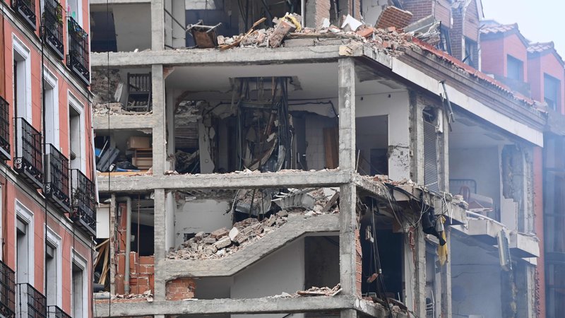 Fotografija: Eksplozija je uničila večji del župnjiske zgradbe v središču Madrida. FOTO: Gabriel Bouys/Afp