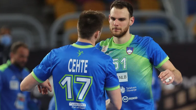 Fotografija: Proti Severni Makedoniji sta strelske naprave naravnala tudi Borut Mačkovšek in Nejc Cehte, ki sta dodala novo dimenzijo slovenskemu napadu. Foto Mohamed Abd El Ghany/AFP