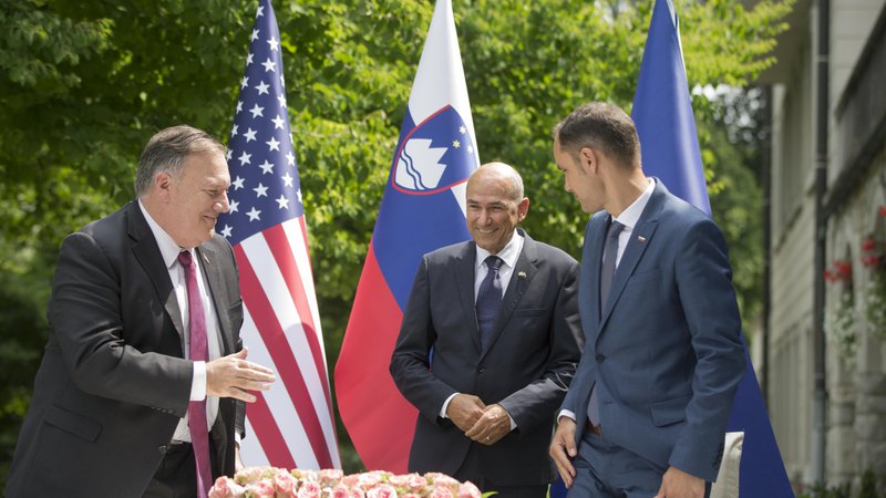 Fotografija: Vlada Janeza Janše je spletla tesne ideološke odnose s Trumpovo administracijo, katere del je bil tudi lanski slovenski gost Mike Pompeo (levo). Foto Jure Eržen