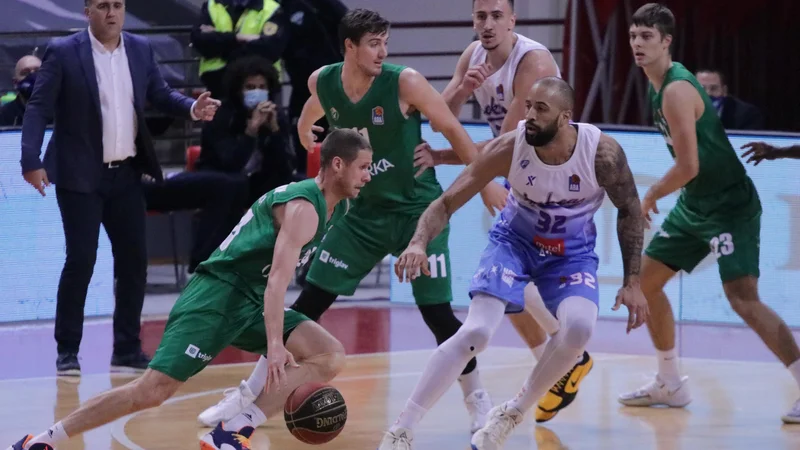 Fotografija: Luka Lapornik (z žogo) v eni od akcij. FOTO: Nikola Varuna/igokea