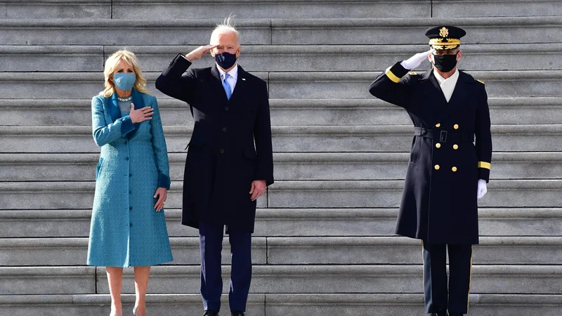 Fotografija: Novi ameriški predsednik Joe Biden z ženo Jill po včerajšnji inavguraciji. Foto: David Tulis/Afp