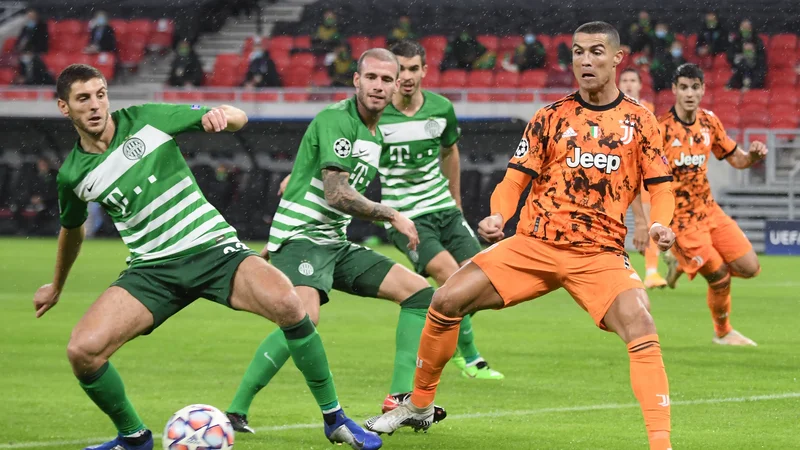 Fotografija: Miha Blažič (v sredini) in soigralci so jeseni igrali v ligi prvakov in igrali z Juventusom (na fotografiji), Barcelono in kijevskim Dinamom. FOTO: Attila Kisbenedek/AFP