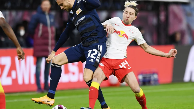 Fotografija: Kevin Kampl (desno) je bil zahtevne bitke z vezisti Uniona. FOTO: Annegret Hilse/Reuters