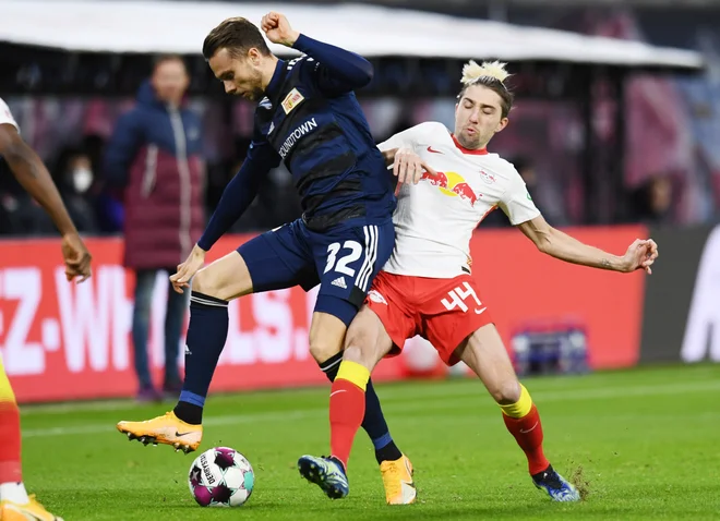 Kevin Kampl (desno) je bil zahtevne bitke z vezisti Uniona. FOTO: Annegret Hilse/Reuters