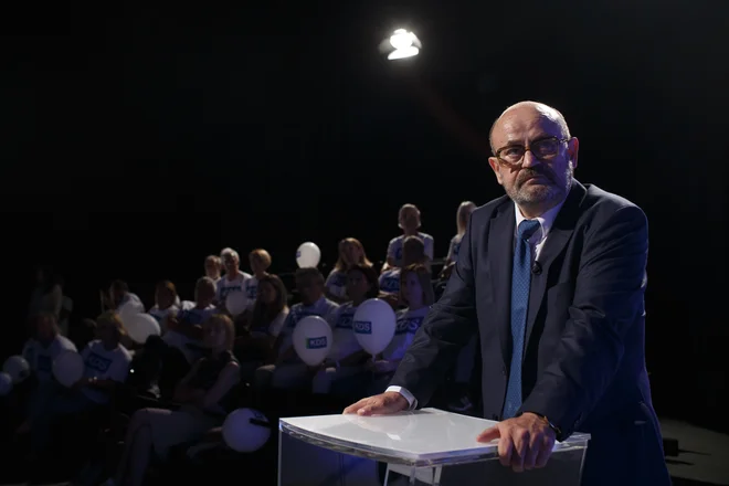 Glasba z glavnim junakom Franto (Vlado Novak) ves čas ostaja na temni strani, ozirajoč se čez ramo. Fotografiji Željko Stevanić