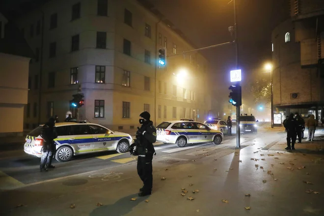 Policisti na slovenski cesti ujela dva, ki sta zbežala policiji pred parlamentom, kjer so pričakovali protesnike. Ljubljana, 26. oktober 2020 [protesti,policija,motivi,Ljubljana,koronavirus,aretacije,intervencije] Foto Leon Vidic/delo