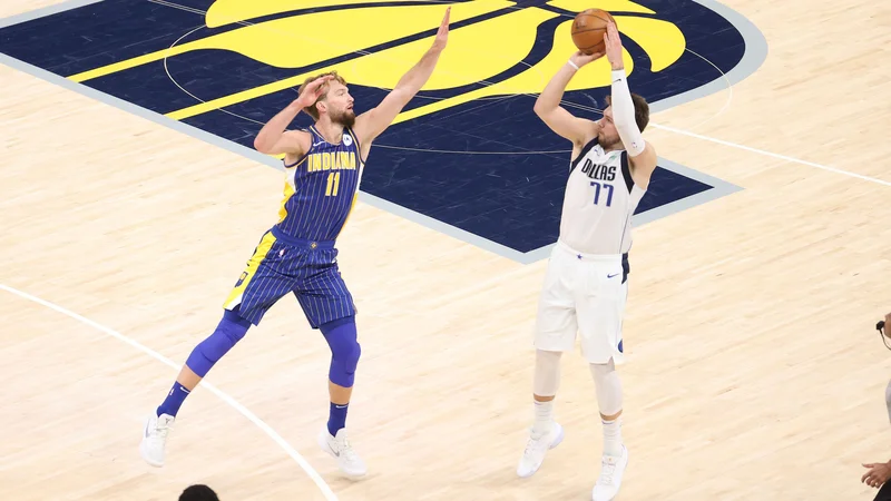 Fotografija: Luka Dončić je na svoji 146. tekmi v ligi NBA vpisal že 30. trojni dvojček. FOTO: Andy Lyons/AFP