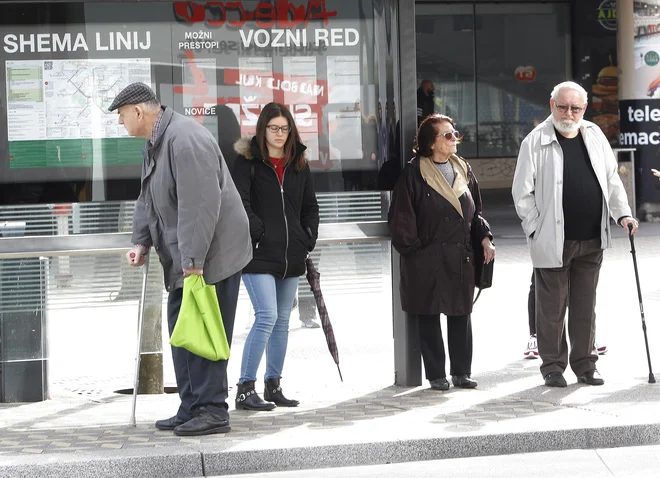 Starejši ljudje v mestu. FOTO: Mavric Pivk