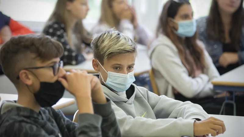 Fotografija: Poleg šol se odpirajo vrtci in nekatere trgovske ter storitvene dejavnosti. FOTO: Jure Eržen/Delo