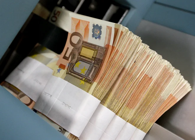 Dolžniško breme v Evropi se povečuje, javni dolg v evrskem območju je povprečno že blizu stotim odstotkom BDP. FOTO:Yves Herman/Reuters
