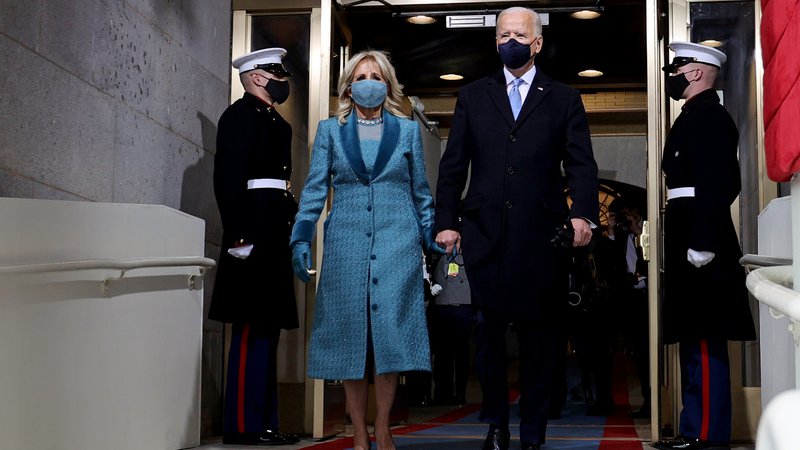 Fotografija: Nova ameriška prva dama je nastopila v modri obleki newyorške oblikovalke Alexandre O'Neill in znamke Markarian, ki naj bi zbujala zaupanje in lojalnost. Foto Jonathan Ernst/ Reuters