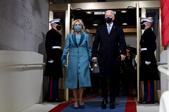 Nova ameriška prva dama je nastopila v modri obleki newyorške oblikovalke Alexandre O&#39;Neill in znamke Markarian, ki naj bi zbujala zaupanje in lojalnost. Foto Jonathan Ernst/ Reuters