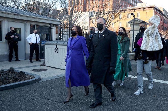 Kamala Harris je zaprisegla v vijoličasti obleki plašču mladega newyorškega temnopoltega oblikovalca Christopherja Johna Rogersa. Tudi vijoličasta je barva sufražetk. Foto Justin Sullivan/ AFP