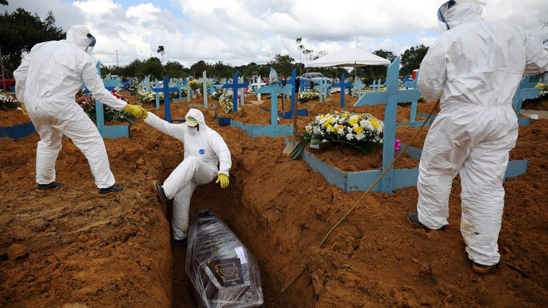 Fotografija: Kopanje grobov v Braziliji. FOTO: Bruno Kelly/Reuters