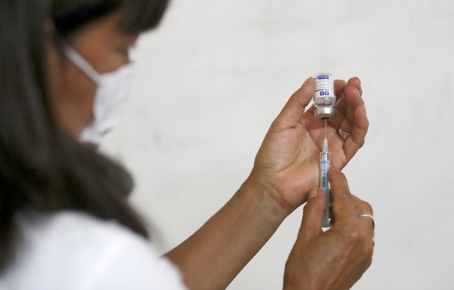 Cepljenje s cepivom Sputnik V. FOTO: Agustin Marcarian/Reuters