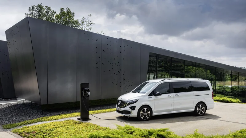 Fotografija: Mercedesov priljubljeni razred V odslej lahko vozi tudi na elektriko, a to ni poceni. Foto Daimler