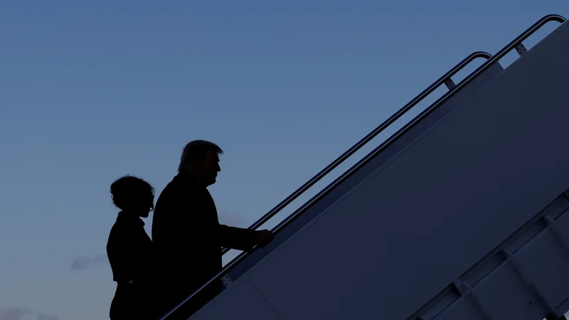 Fotografija: Zakonca Trump odhajata v zgodovino. FOTO: Carlos Barria/Reuters