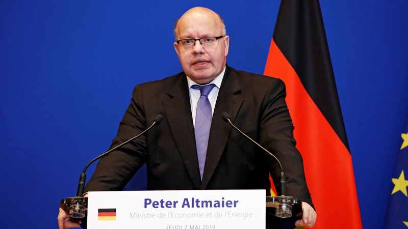 Fotografija: Nemška podjetja so kritična do državne pomoči, zato je gospodarski minister Peter Altmaier obljubil, da bodo pripravili nov program zanjo.
Foto Benoit Tessier/Reuters